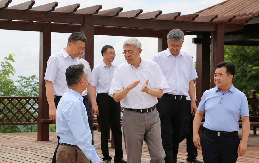 7-2021年7月，中共中央委員、時(shí)任甘肅省委書(shū)記尹弘蒞臨金徽股份調(diào)研指導(dǎo)防災(zāi)減災(zāi)和綠色礦山建設(shè)情況。.jpg