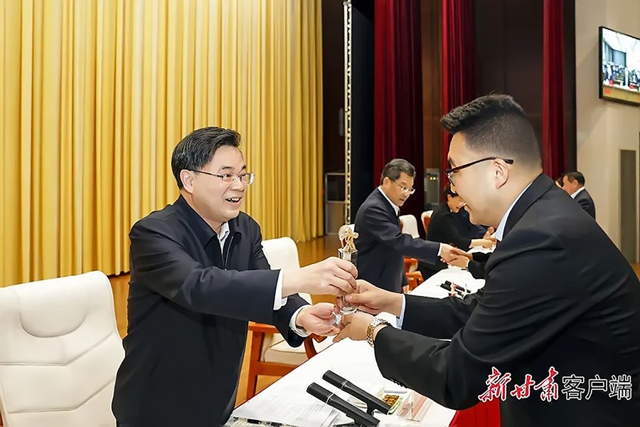 2-2023年5月，省委書(shū)記、省人大常委會(huì)主任胡昌升為金徽礦業(yè)旅游景區(qū)授“全省文化旅游發(fā)展突出貢獻(xiàn)集體獎(jiǎng)”。.jpg