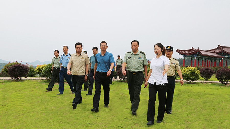 17-2020年7月，省委常委、省軍區(qū)司令員王文清蒞臨金徽股份調(diào)研企業(yè)編兵和綠色礦山建設(shè)工作是表示：金徽股份將民兵作為企業(yè)應(yīng)急救援力量的一員，充分發(fā)揮了民兵作用，立起了在企業(yè)編兵的標(biāo)桿。.jpg