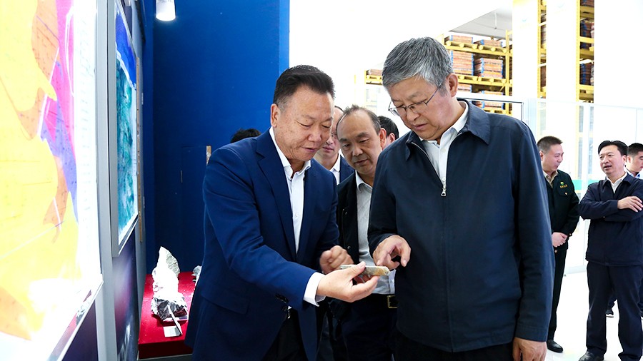 33-2021年5月，隴南市委書(shū)記張珂兵蒞臨礦區(qū)調(diào)研尾礦庫(kù)治理及綠色礦山建設(shè)情況。.jpg
